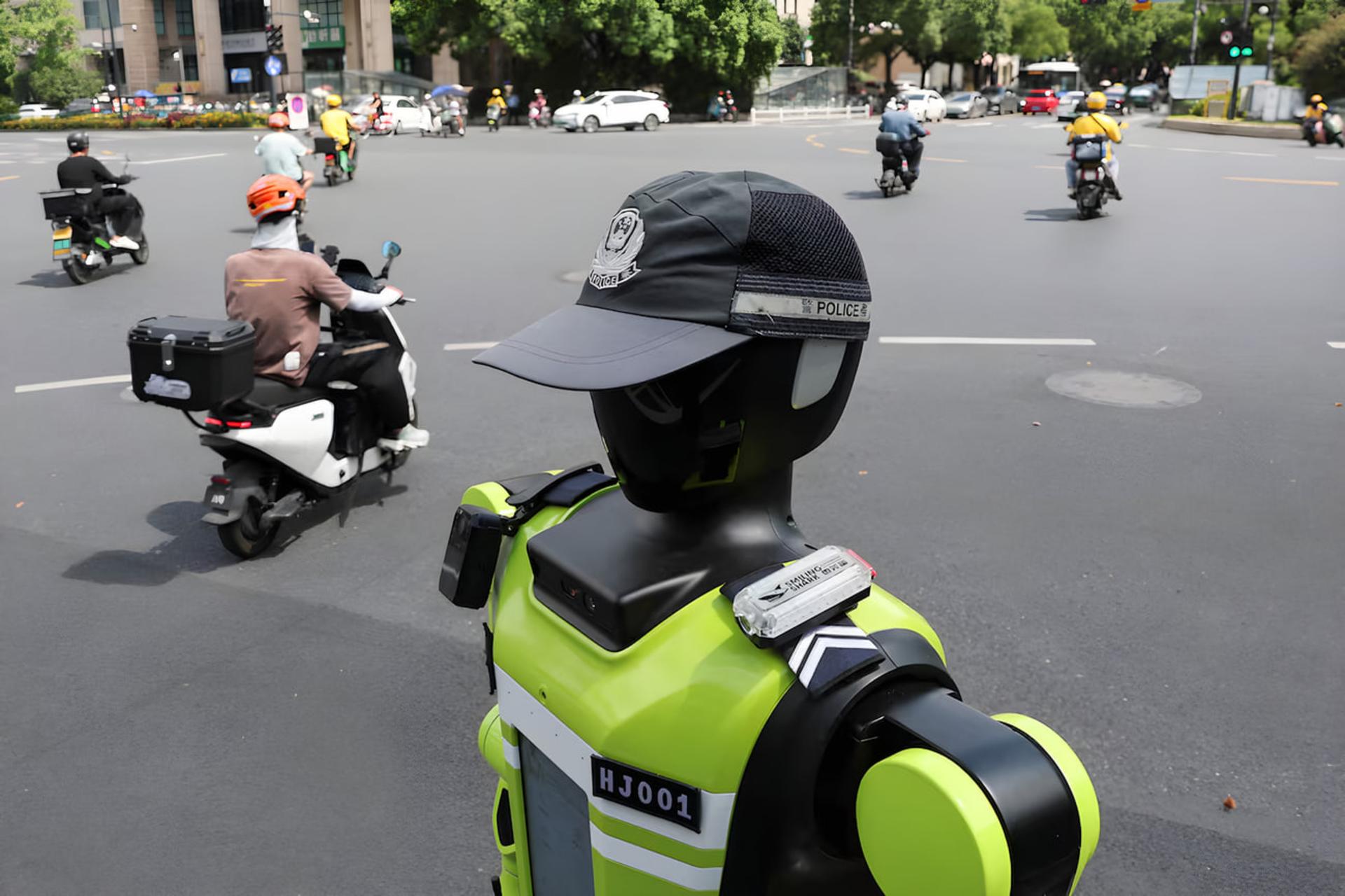 ربات پلیس (Police Robot) با کلاه و جلیقه در تقاطع شهری