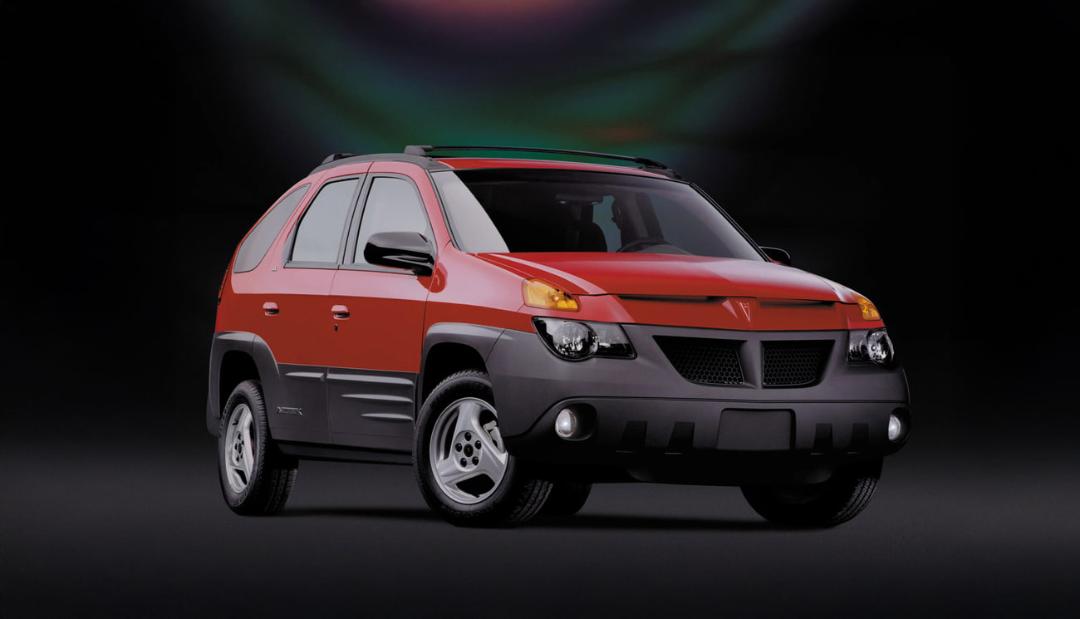 خودروی پونتیاک آزتک (Pontiac Aztek) قرمز رنگ با بدنه مشکی