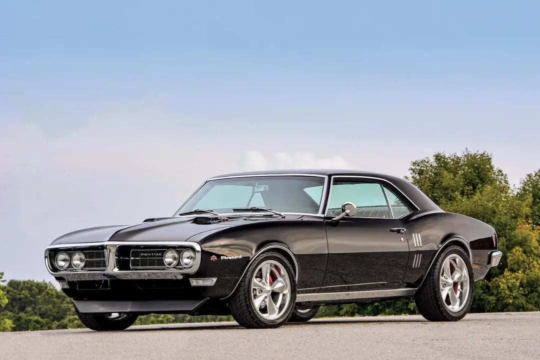 خودروی کلاسیک پونتیاک (Pontiac Firebird) مشکی رنگ در فضای باز