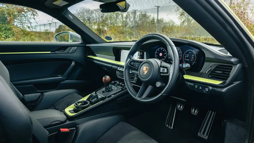 نمای داخلی کابین خودروی پورشه 911 Carrera T با تزئینات سبز