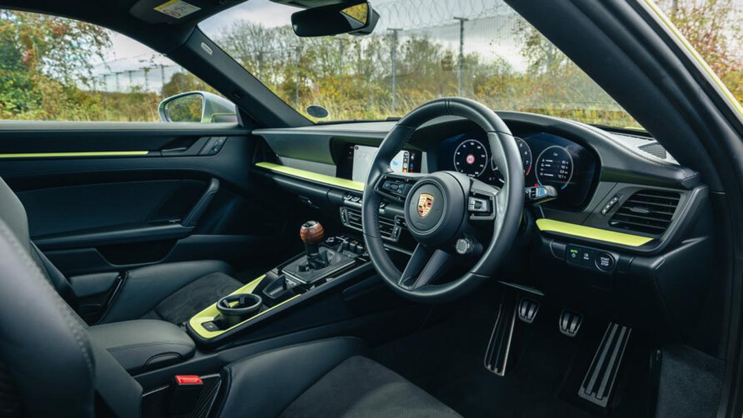 نمای داخلی کابین خودروی پورشه 911 Carrera T با تزئینات سبز