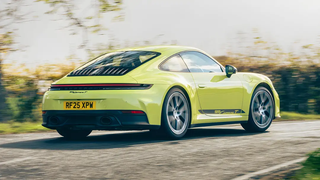 خودرو پورشه 911 کاررا T (Porsche 911 Carrera T) در حال حرکت در جاده