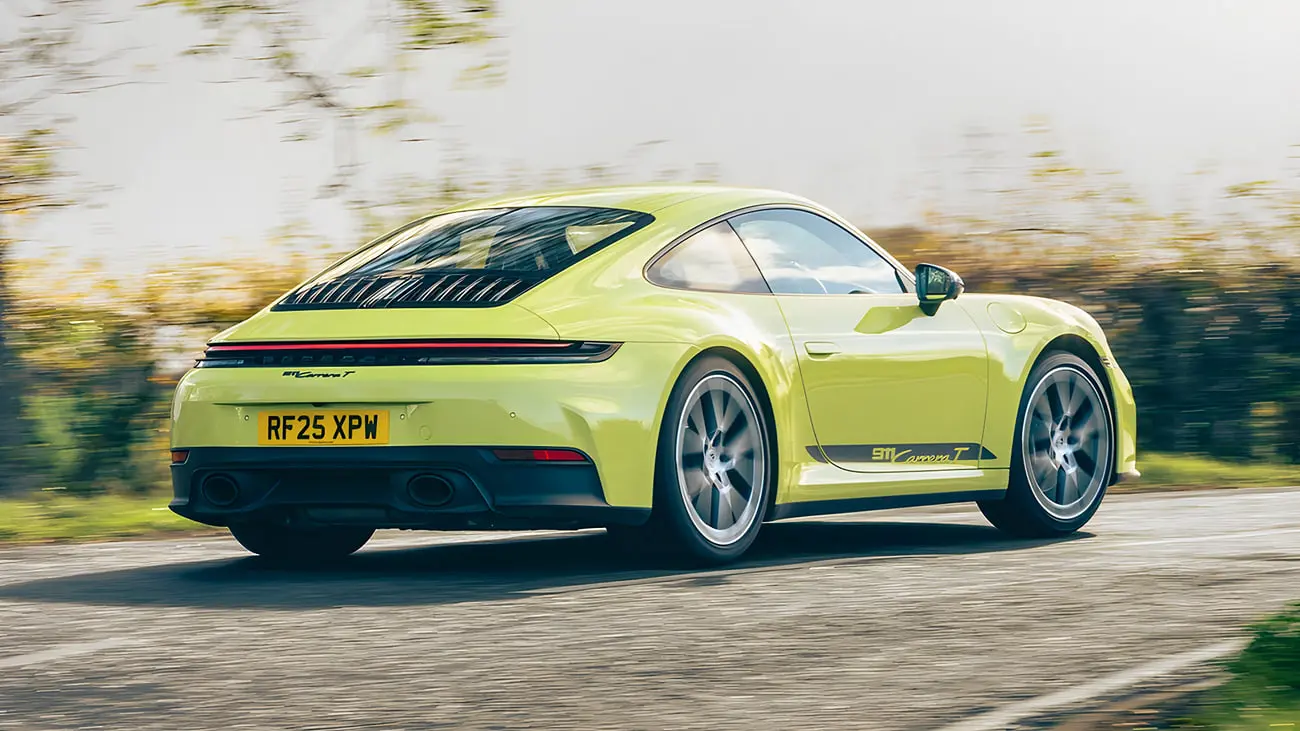 خودرو پورشه 911 کاررا T (Porsche 911 Carrera T) در حال حرکت در جاده