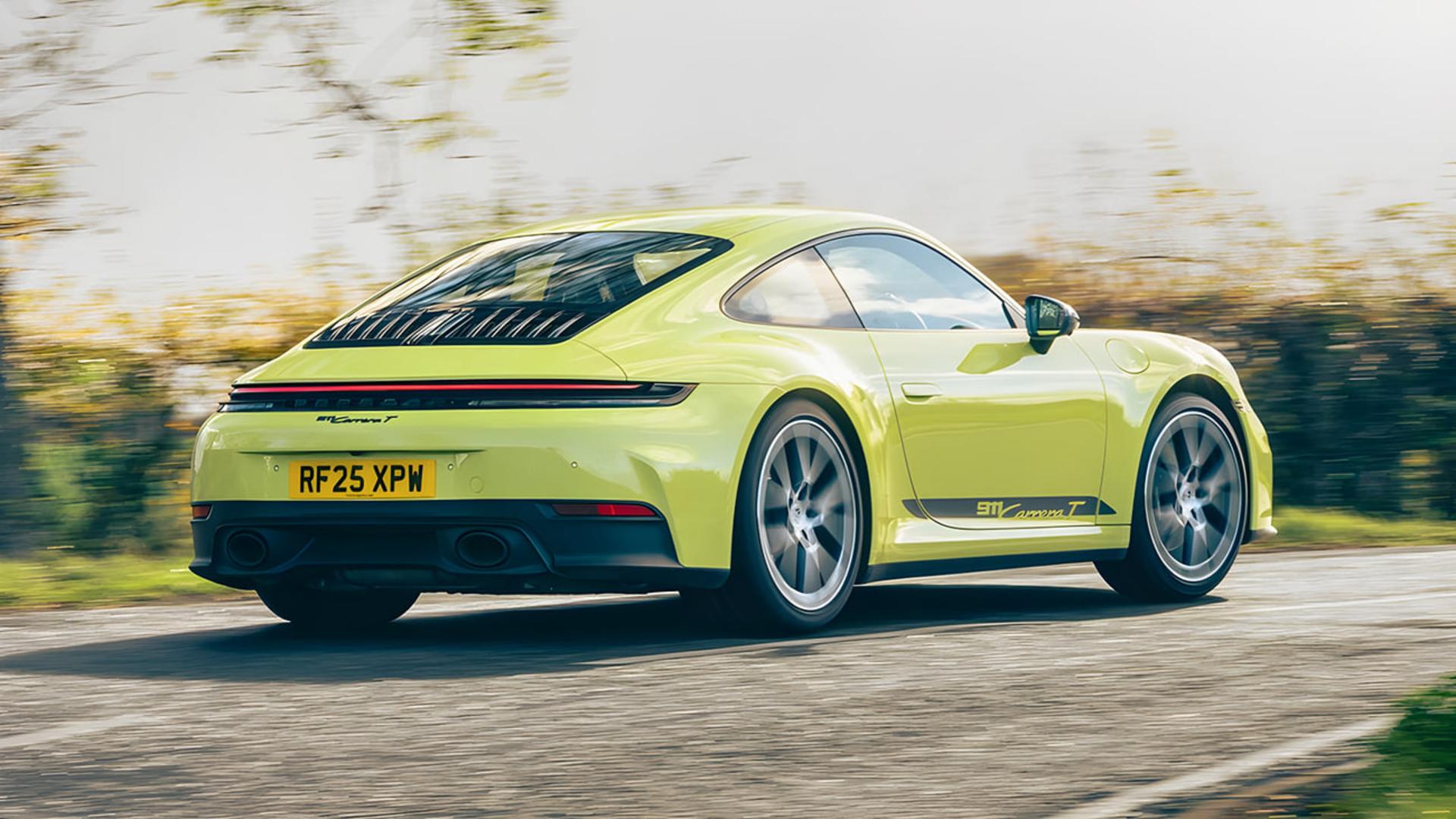 خودرو پورشه 911 کاررا T (Porsche 911 Carrera T) در حال حرکت در جاده