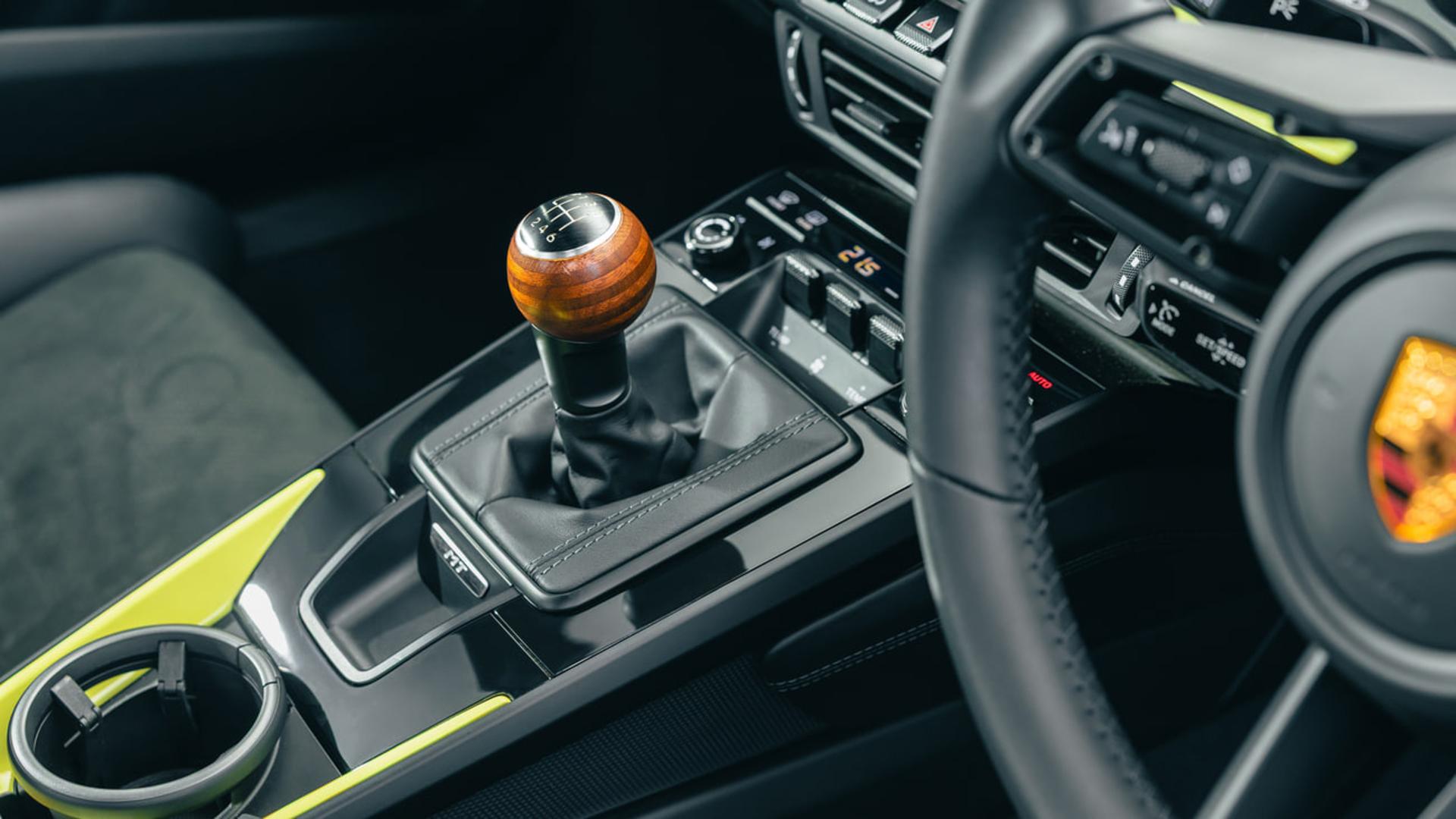 کنسول مرکزی و دسته دنده دستی خودروی پورشه 911 کاررا T (Porsche 911 Carrera T)