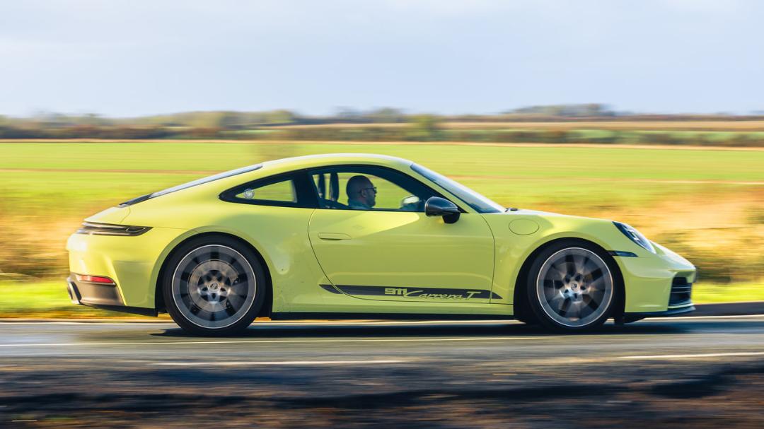 خودرو پورشه 911 کاررا T (Porsche 911 Carrera T) در حال حرکت در جاده