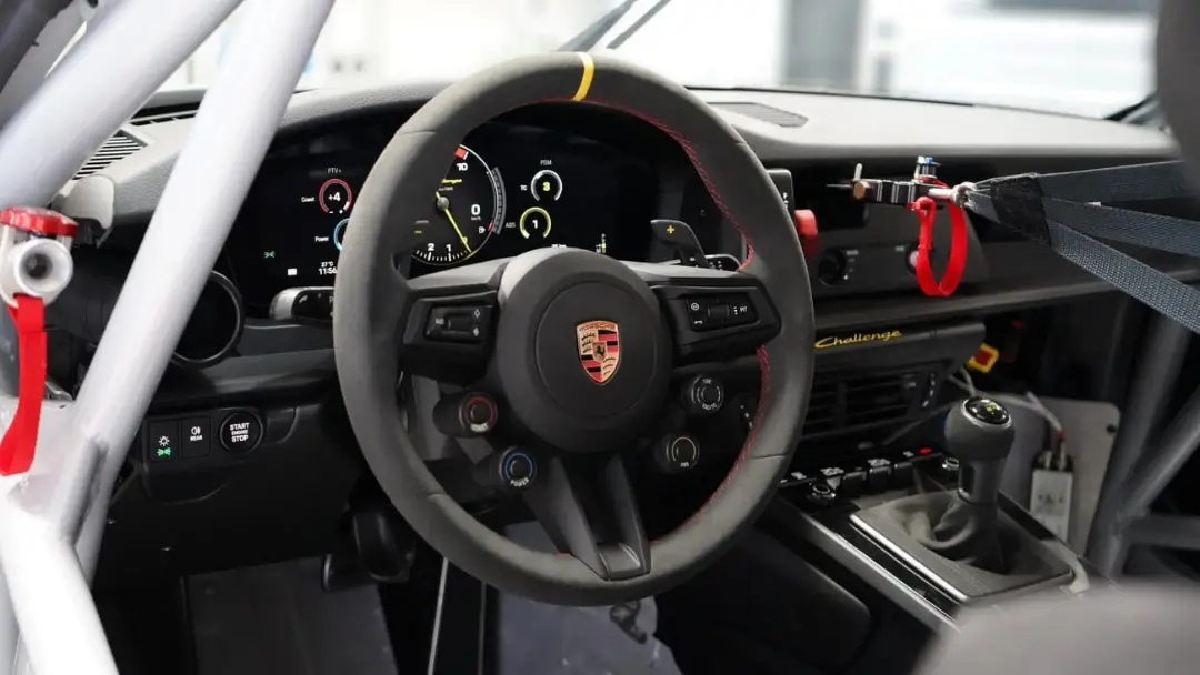 نمای داخلی و فرمان خودروی مسابقه‌ای پورشه 911 (Porsche 911) چلنج