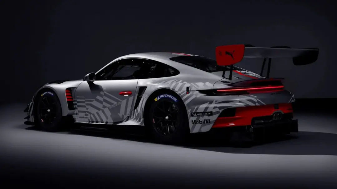 خودروی مسابقه‌ای پورشه ۹۱۱ (Porsche 911) با رنگ سفید و طرح‌های گرافیکی در استودیو
