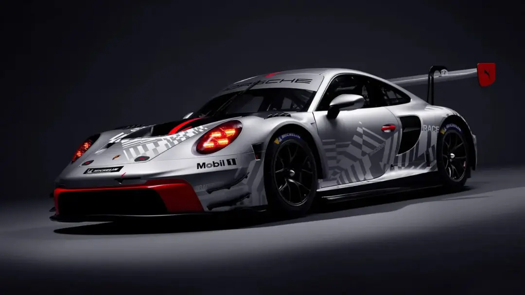 خودرو مسابقه‌ای پورشه 911 چلنج (Porsche 911 Challenge) با رنگ سفید و طرح‌های قرمز
