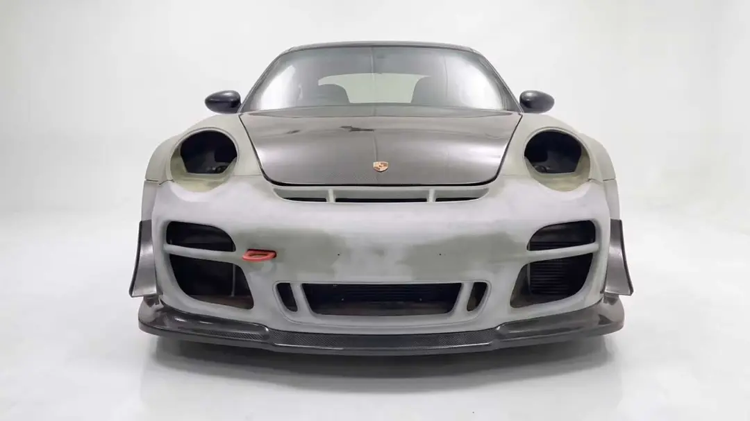 بدنه اصلاح‌شده پورشه ۹۱۱ (Porsche 911) با کاپوت کربن و چراغ‌های بدون لامپ