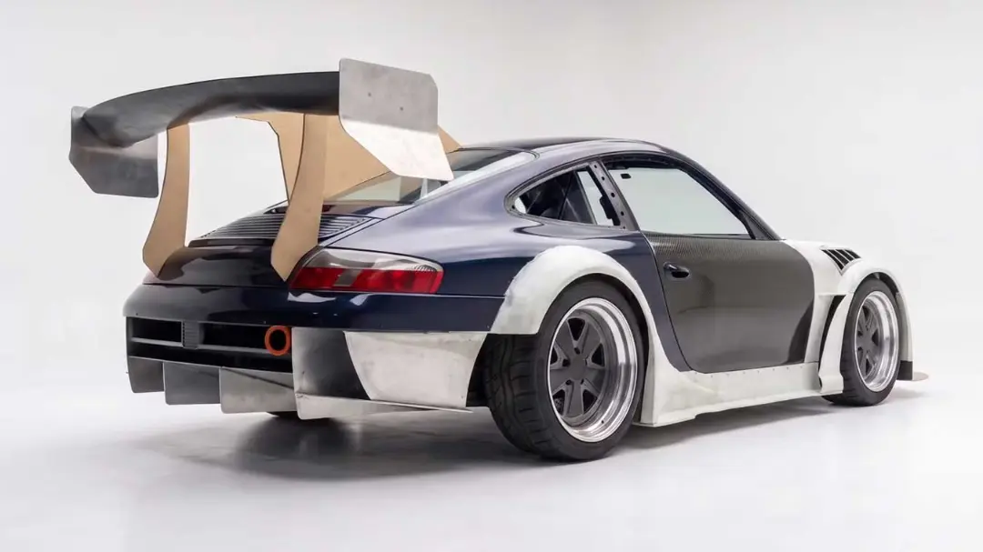 خودروی پورشه ۹۱۱ (Porsche 911) با بدنه اصلاح‌شده و بال عقب بزرگ