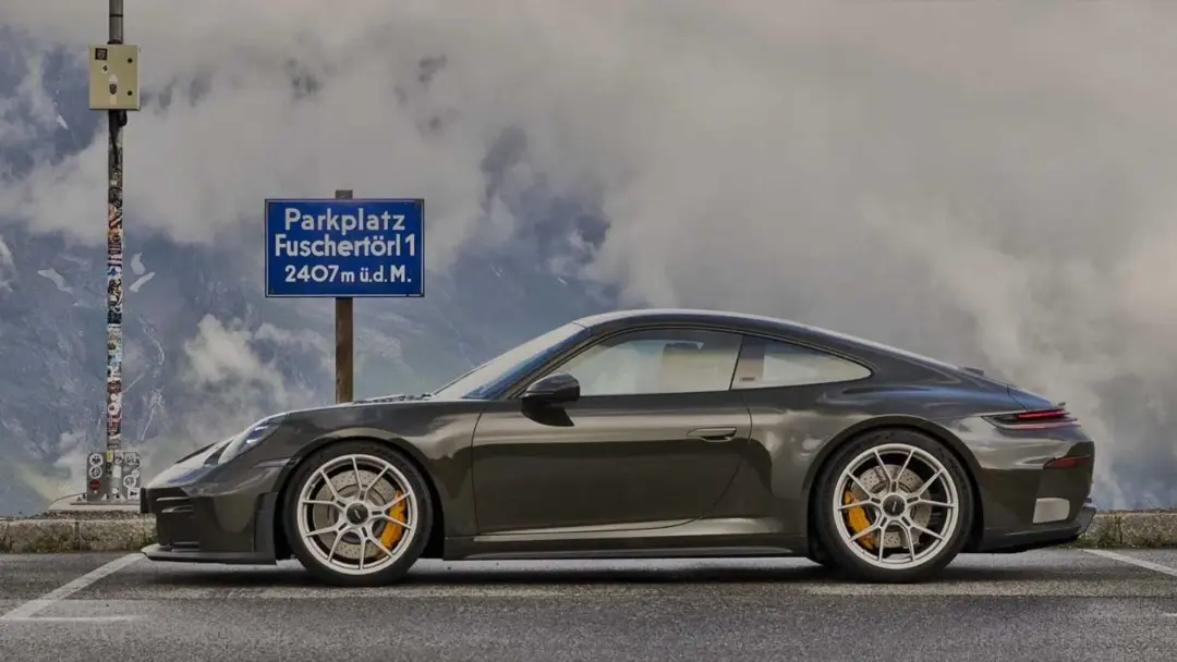 خودرو پورشه 911 GT3 RS (Porsche 911 GT3 RS) در جاده‌های کوهستانی آلپ