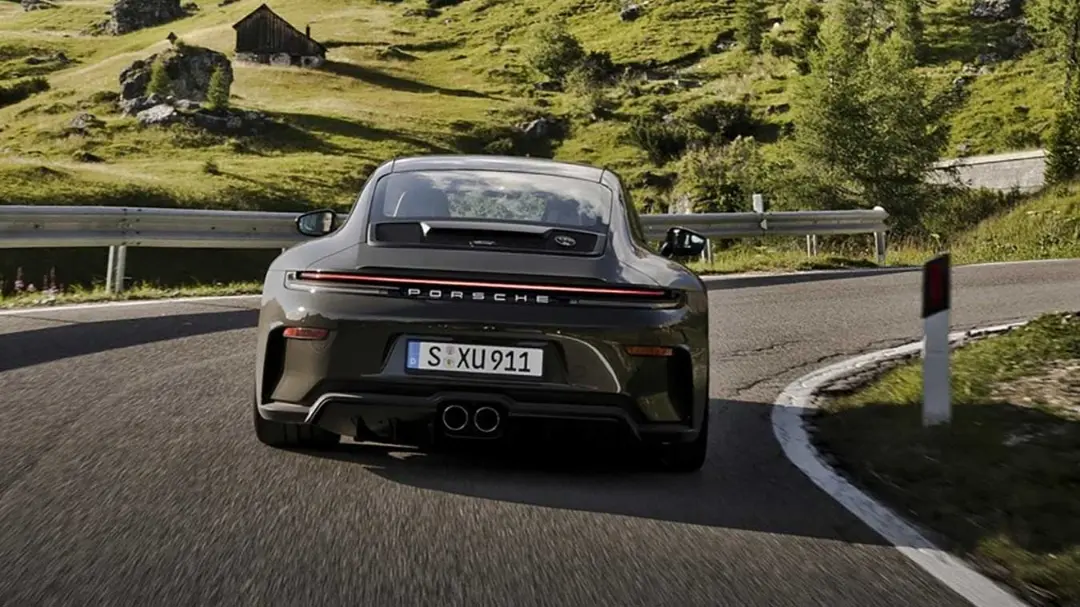 خودروی پورشه 911 GT3 RS (Porsche 911 GT3 RS) در حال حرکت در جاده کوهستانی
