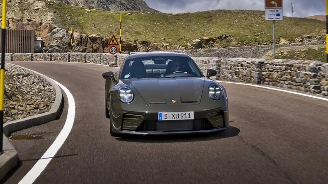 خودرو پورشه 911 GT3 RS (Porsche 911 GT3 RS) در حال حرکت در جاده کوهستانی