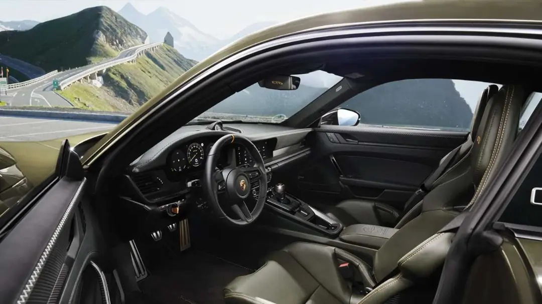 نمای داخلی کابین خودروی پورشه 911 GT3 برگ‌اسپرت (Porsche 911 GT3 Bergsport) با دوخت‌های نارنجی