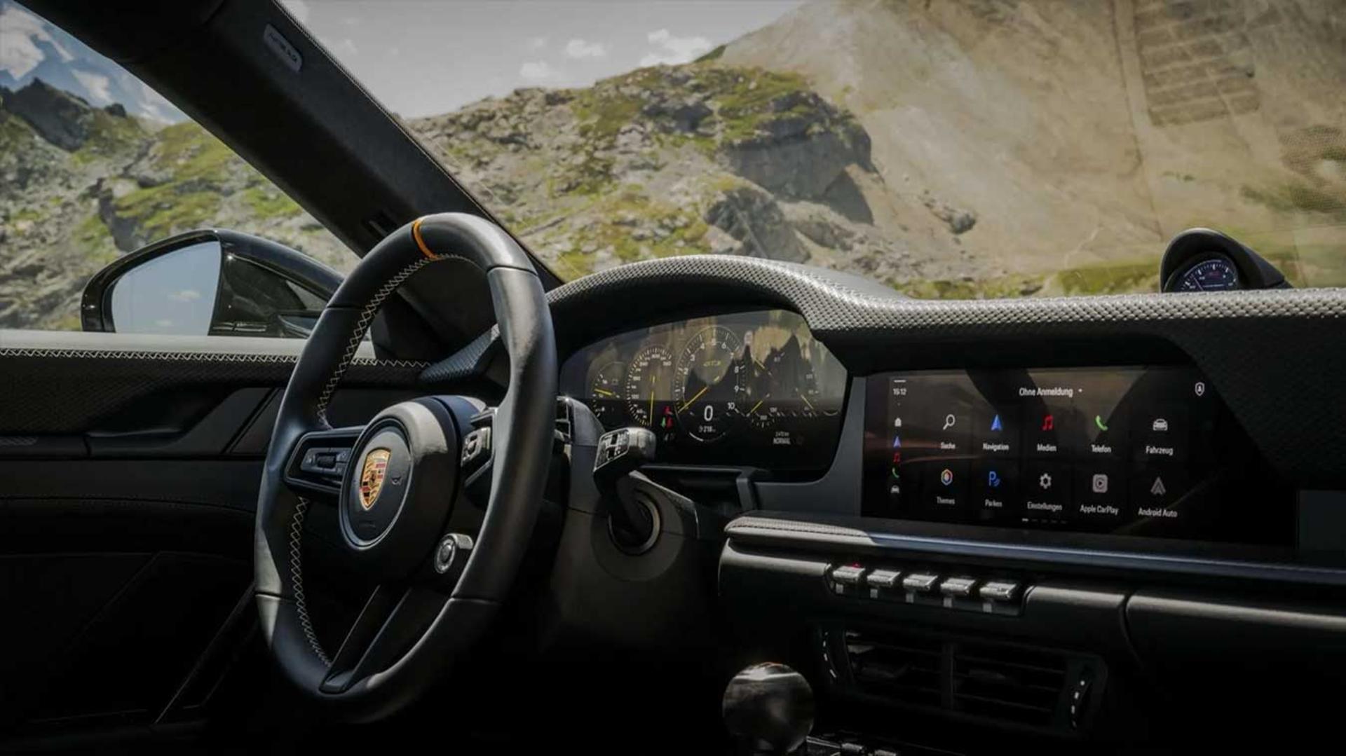 داشبورد و کابین خودروی پورشه 911 GT3 برگ‌اسپرت (Porsche 911 GT3 Bergsport) با دوخت‌های نارنجی