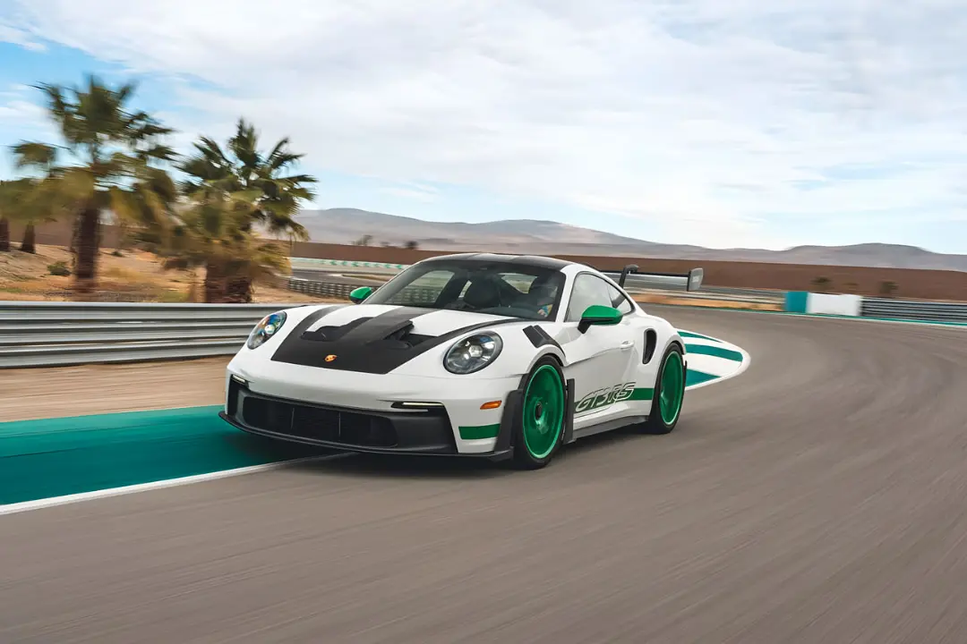 پورشه 911 GT3 RS (Porsche 911 GT3 RS) با پکیج وایساک در حال حرکت در پیست مسابقه