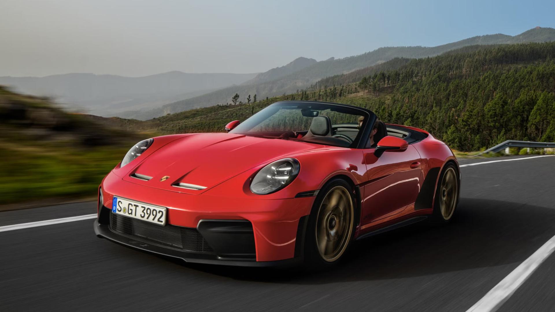 خودروی قرمز پورشه 911 GT3 S/C (Porsche 911 GT3 S/C) در حال حرکت در جاده
