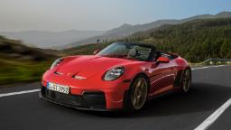 خودروی قرمز پورشه 911 GT3 S/C (Porsche 911 GT3 S/C) در حال حرکت در جاده