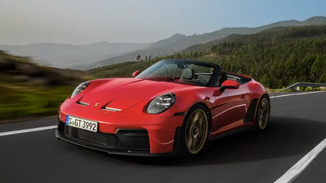 خودروی قرمز پورشه 911 GT3 S/C (Porsche 911 GT3 S/C) در حال حرکت در جاده