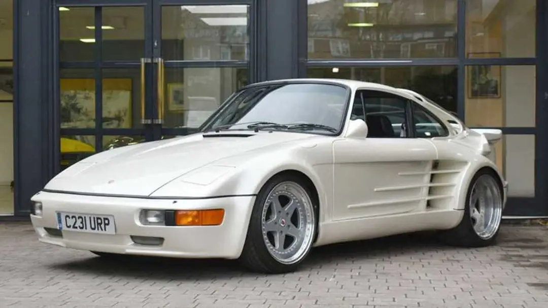 خودروی سفید پورشه ۹۱۱ (Porsche 911) با بدنه سفارشی طراحی شده توسط گمبالا و راف