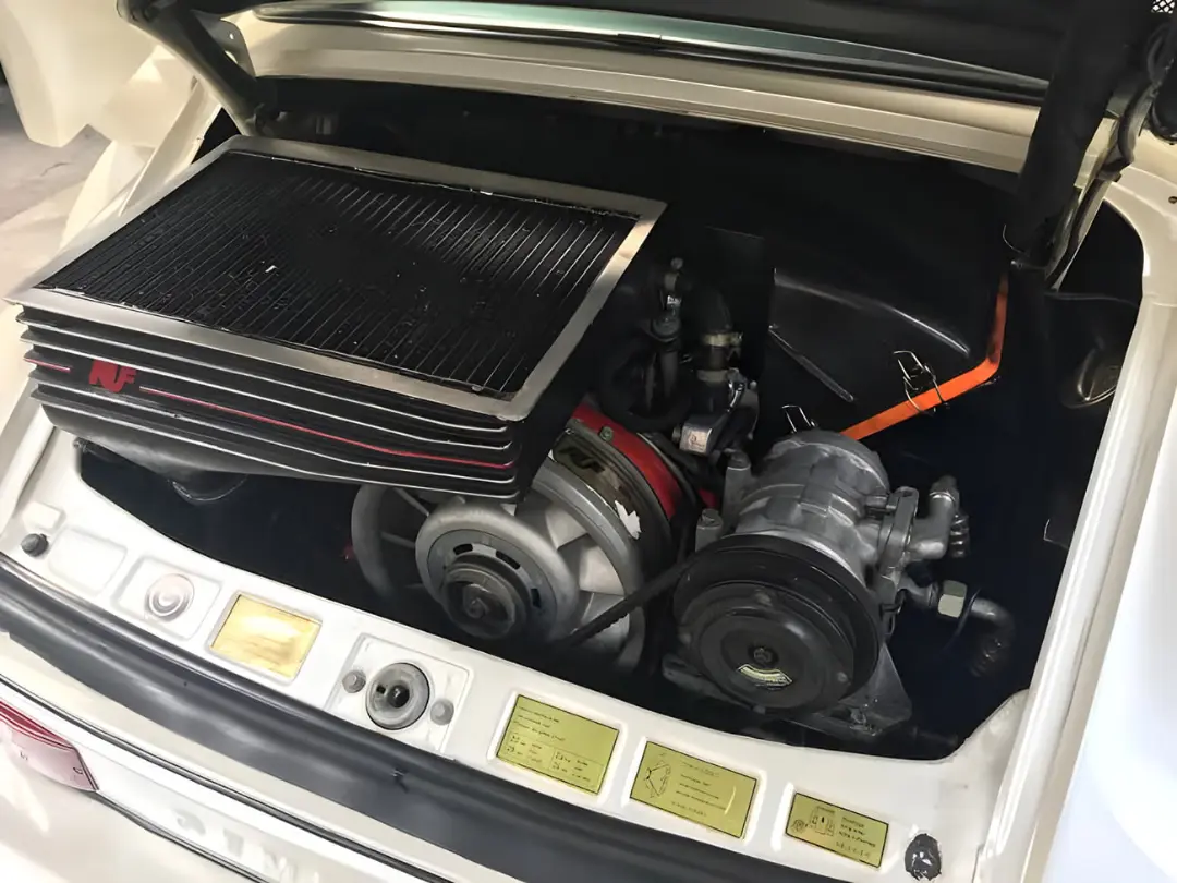 موتور تقویت‌شده پورشه ۹۱۱ (Porsche 911) با نشان RUF در فضای عقب خودرو