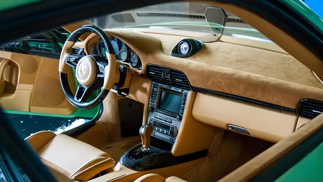 کابین لوکس و سفارشی پورشه 911 (Porsche 911) با چرم قهوه‌ای و کربن