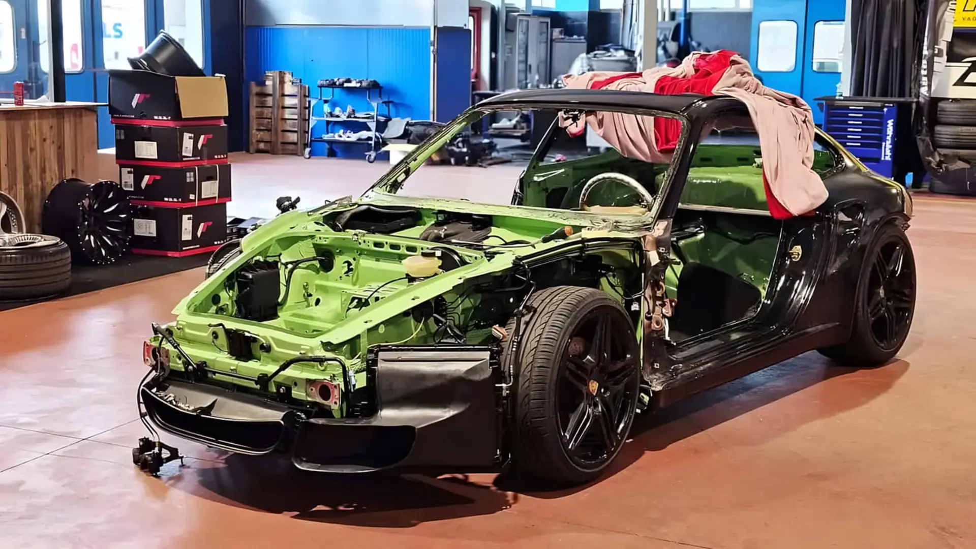 بدنه سبز و سیاه خودروی پورشه (Porsche) 911 در مرحله بازسازی