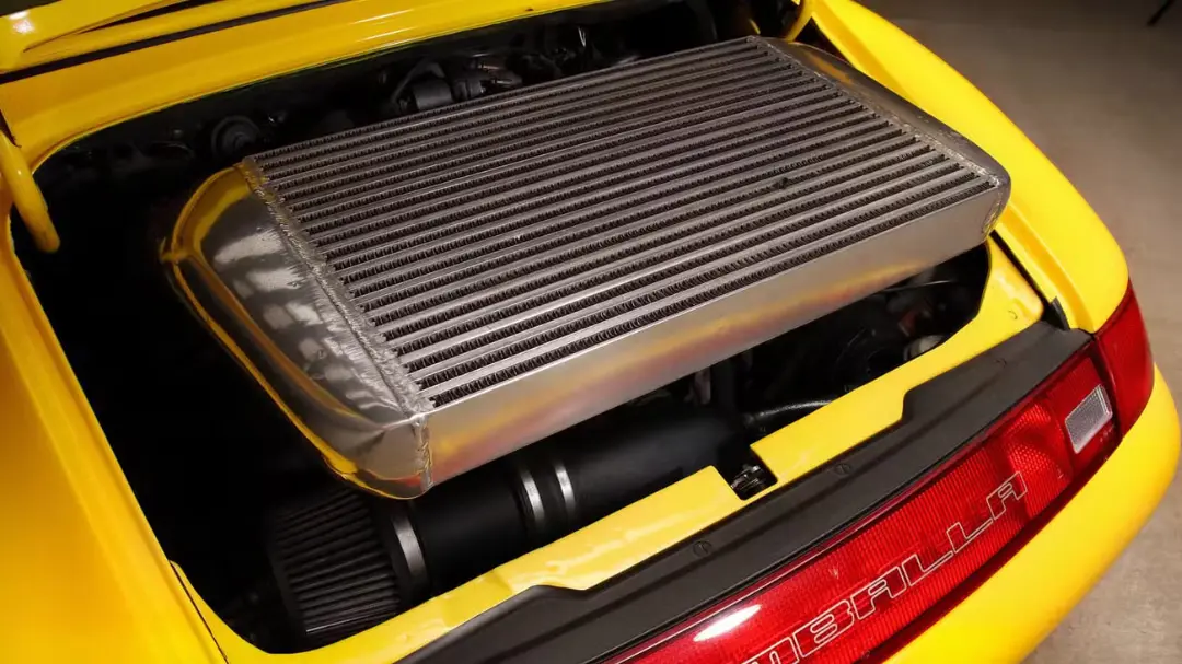 اینترکولر (Intercooler) بزرگ و نقره‌ای در محفظه موتور خودروی پورشه ۹۱۱
