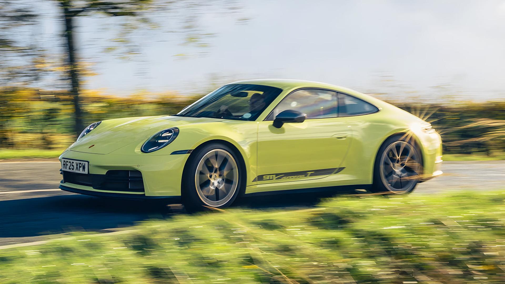 خودرو پورشه 911 کاررا T (Porsche 911 Carrera T) در حال حرکت در جاده