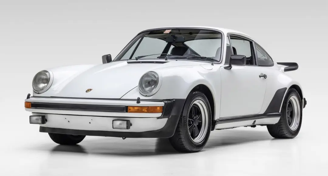خودرو سفید پورشه ۹۱۱ توربو (Porsche 911 Turbo) مدل ۱۹۷۵ در استودیو