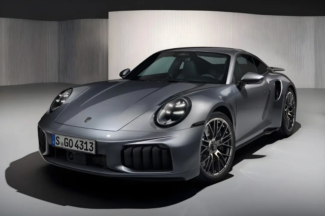 خودرو پورشه ۹۱۱ توربو S (Porsche 911 Turbo S) مدل ۹۹۲.۲ با رنگ نقره‌ای