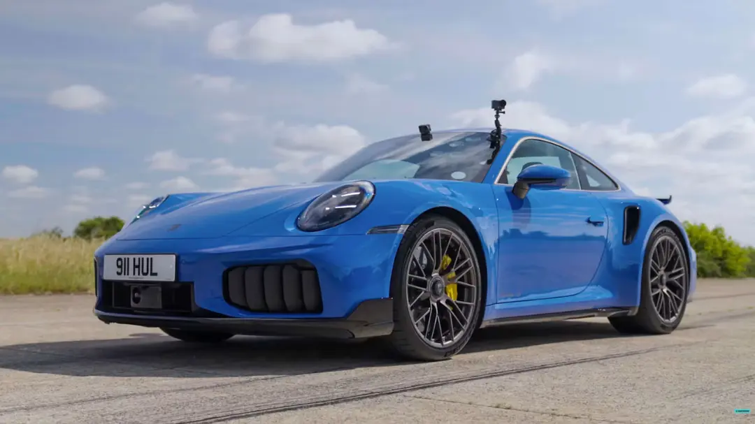خودروی پورشه ۹۱۱ توربو اس (Porsche 911 Turbo S) آبی رنگ در پیست