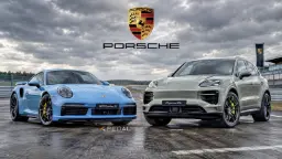 خودروهای پورشه (Porsche) مدل ۹۱۱ توربو S آبی و کاین (Cayenne) EV سبز در پیست مسابقه