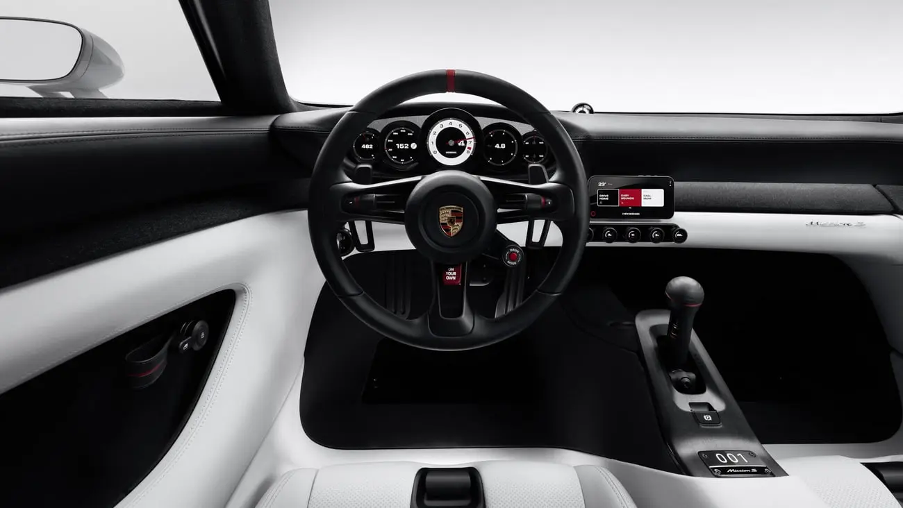 کابین داخلی سوپراسپرت پورشه (Porsche) با فرمان و داشبورد سفید و مشکی