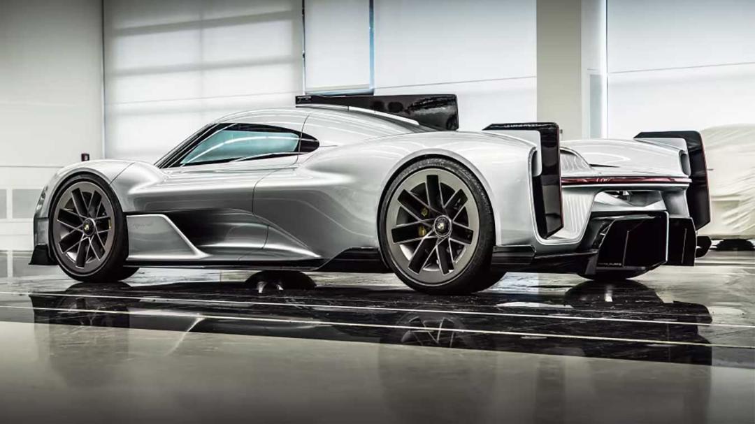 ابرخودروی پورشه میشن R (Porsche Mission R) با بدنه نقره‌ای در فضای نمایشگاه