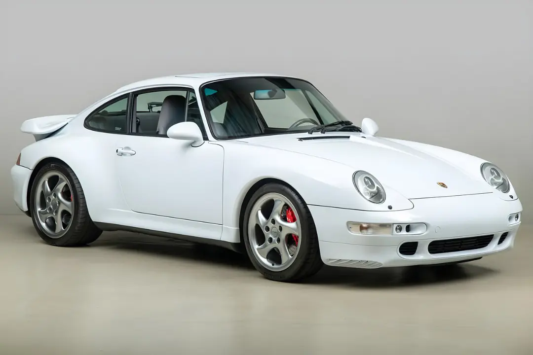 خودرو اسپرت پورشه ۹۱۱ توربو (Porsche 911 Turbo) مدل ۹۹۳ با رنگ سفید