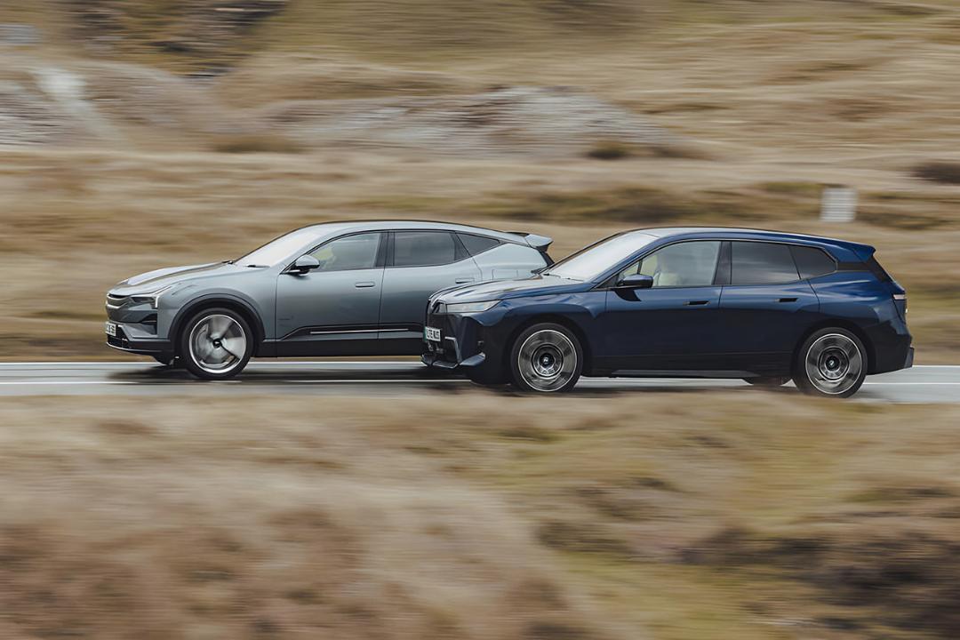 خودروهای برقی پورشه (Porsche) و پولستار (Polestar) در حال حرکت در جاده