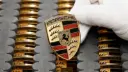 نشان و لوگوی برند پورشه (Porsche) روی پس‌زمینه‌ای از نشان‌های مشابه