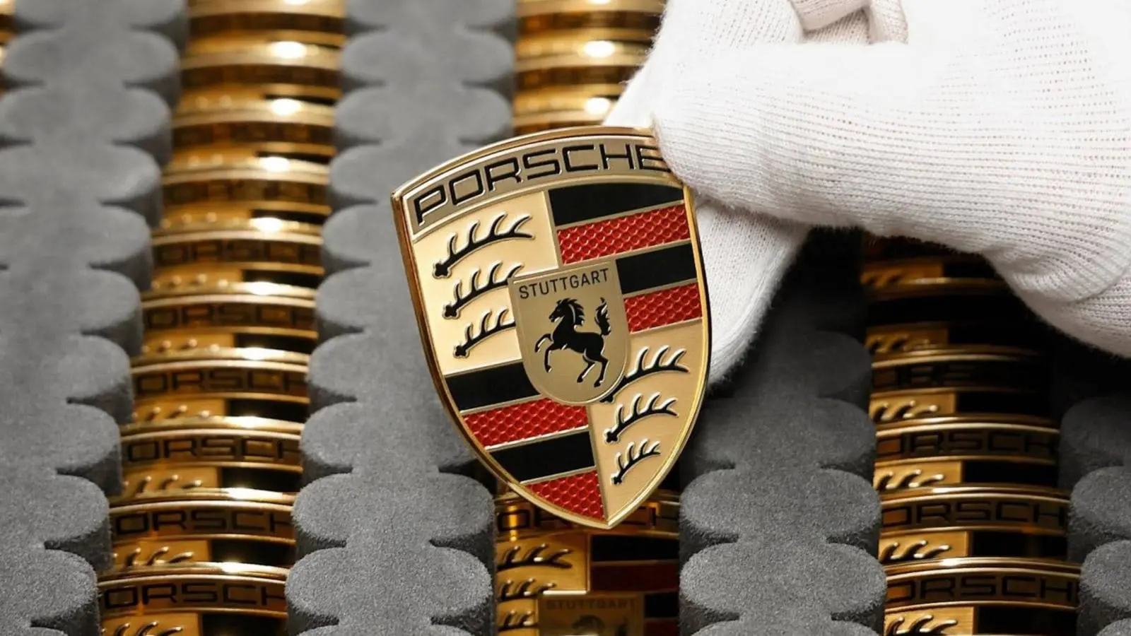 نشان و لوگوی برند پورشه (Porsche) روی پس‌زمینه‌ای از نشان‌های مشابه