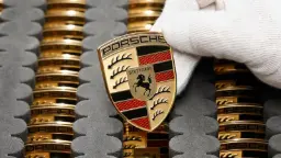 نشان و لوگوی برند پورشه (Porsche) روی پس‌زمینه‌ای از نشان‌های مشابه