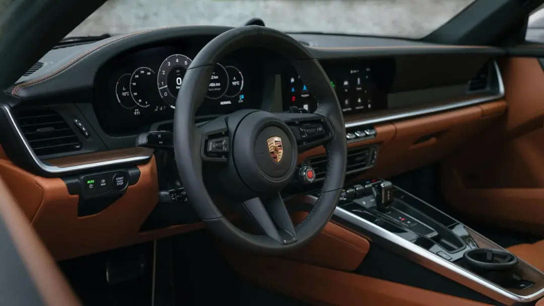 نمای داخلی و کابین خودروی پورشه (Porsche) با فرمان و داشبورد مشکی