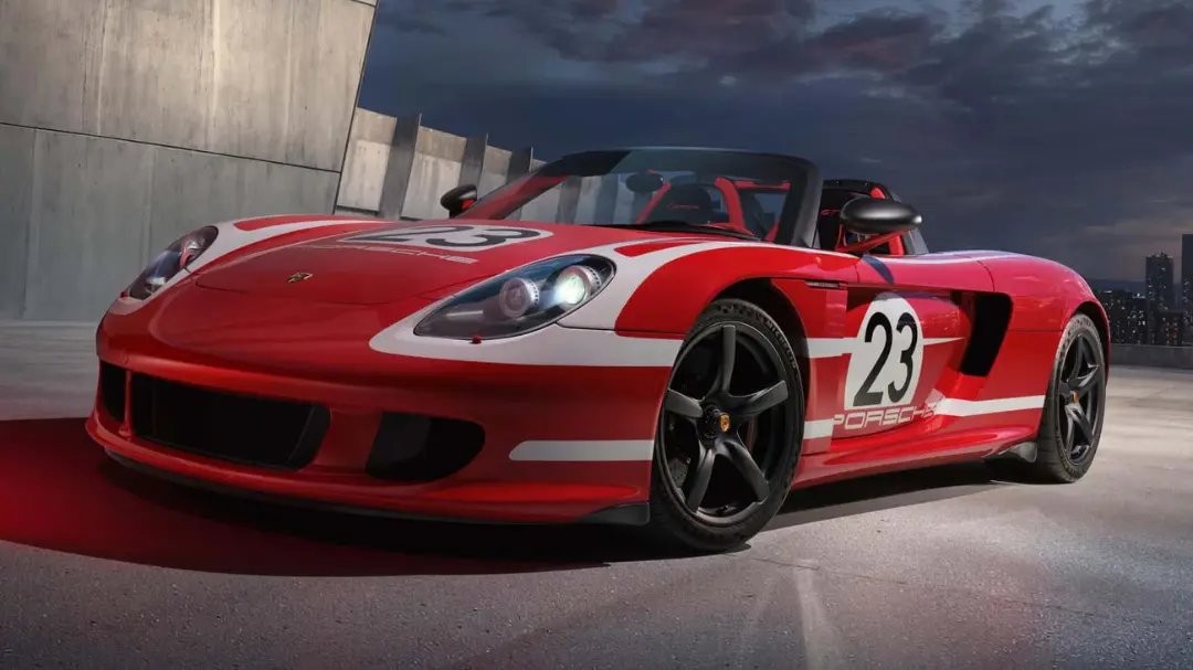 خودروی اسپرت پورشه کررا GT (Porsche Carrera GT) با رنگ قرمز و شماره ۲۳