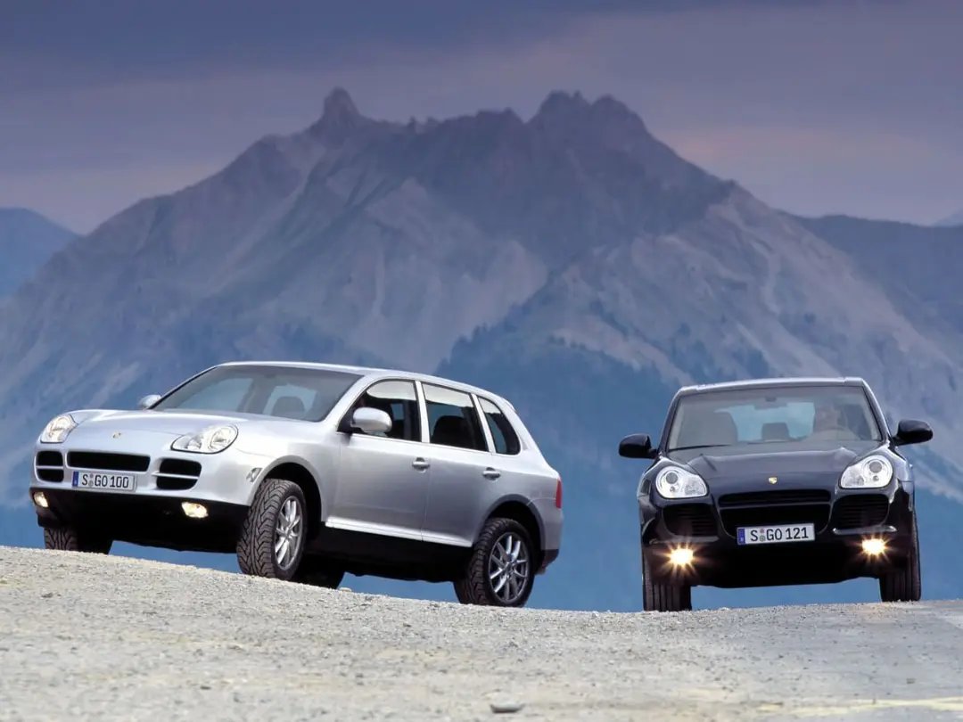 خودروهای شاسی‌بلند پورشه کاین (Porsche Cayenne) در مسیر کوهستانی