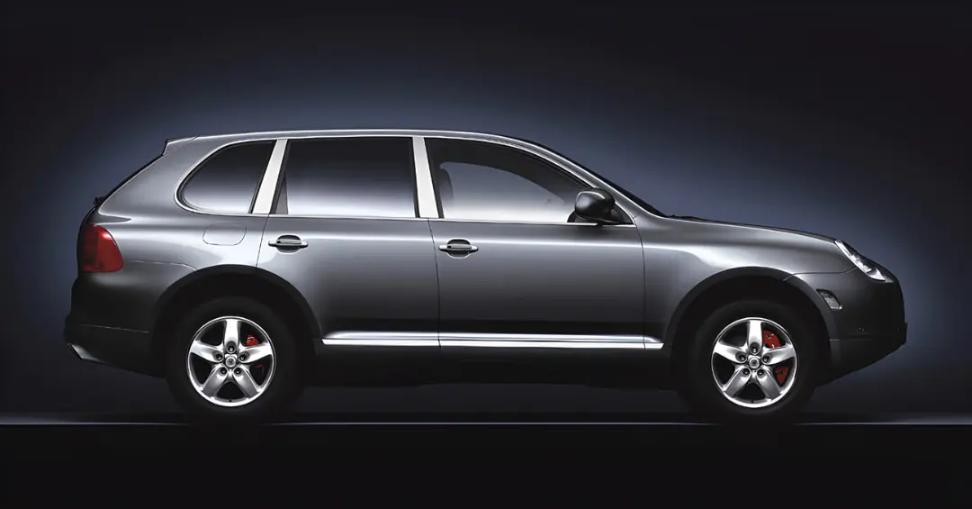 خودرو شاسی‌بلند پورشه کاین (Porsche Cayenne) با نمای جانبی در استودیو