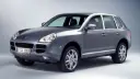 خودروی پورشه کاین (Porsche Cayenne) با رنگ نقره‌ای در استودیو