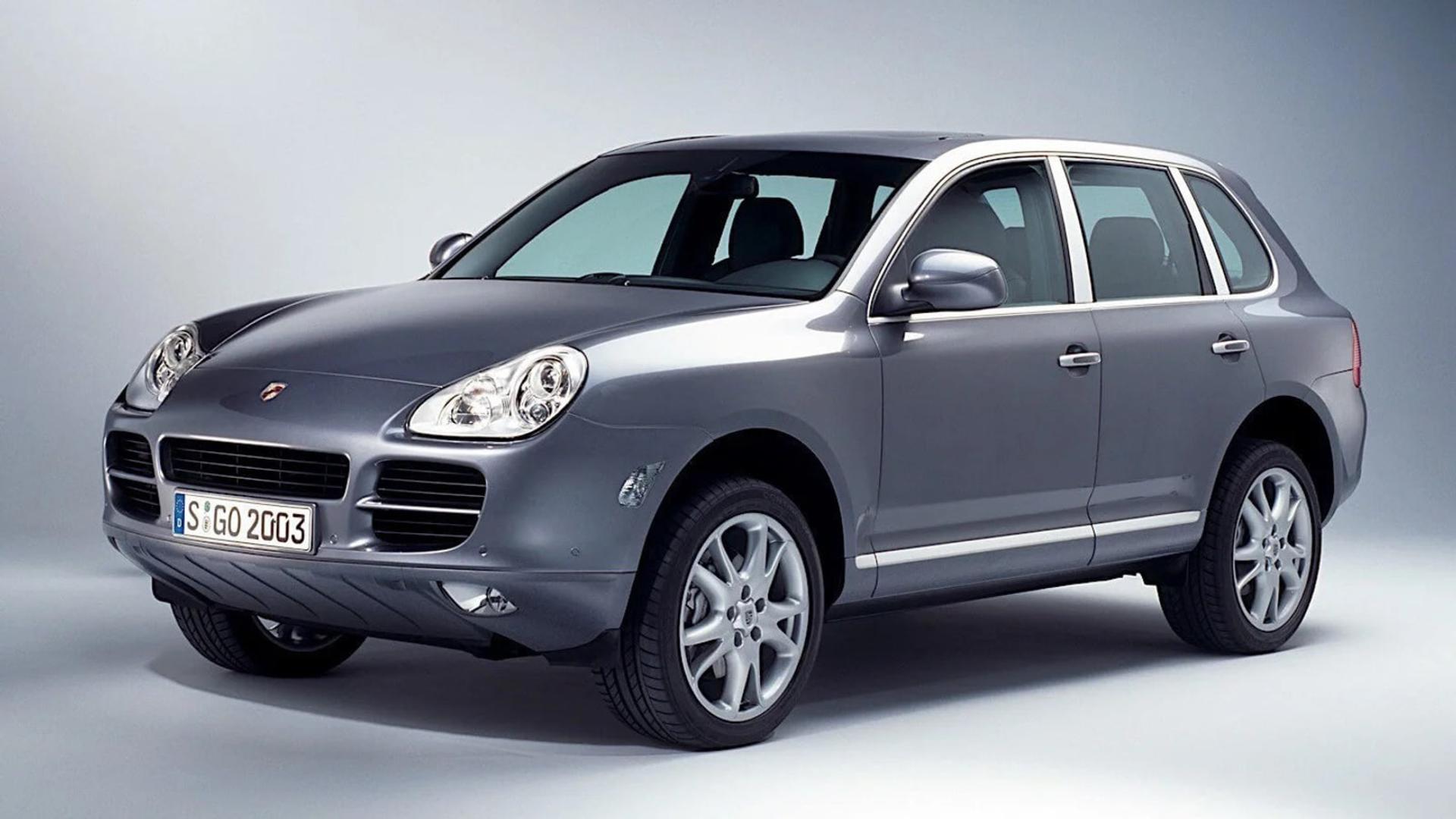 خودروی پورشه کاین (Porsche Cayenne) با رنگ نقره‌ای در استودیو
