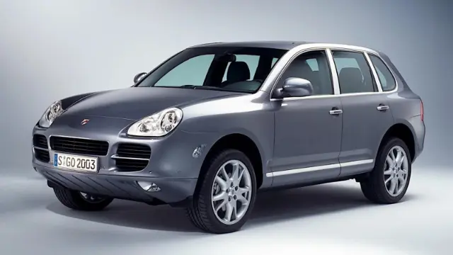 خودروی پورشه کاین (Porsche Cayenne) با رنگ نقره‌ای در استودیو