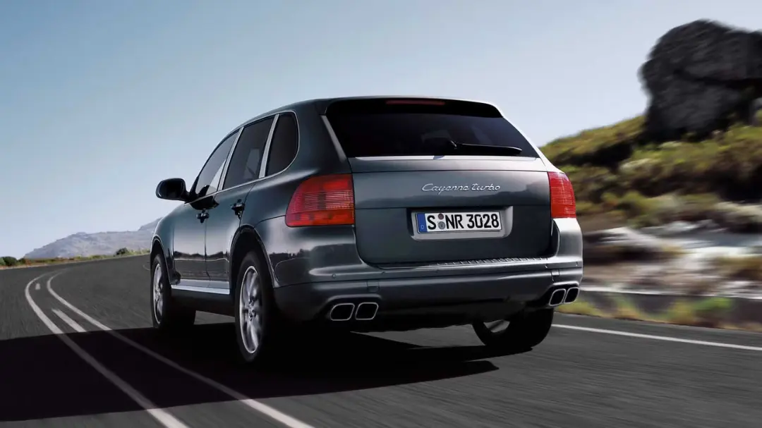 خودروی پورشه کاین توربو (Porsche Cayenne Turbo) در حال حرکت در جاده