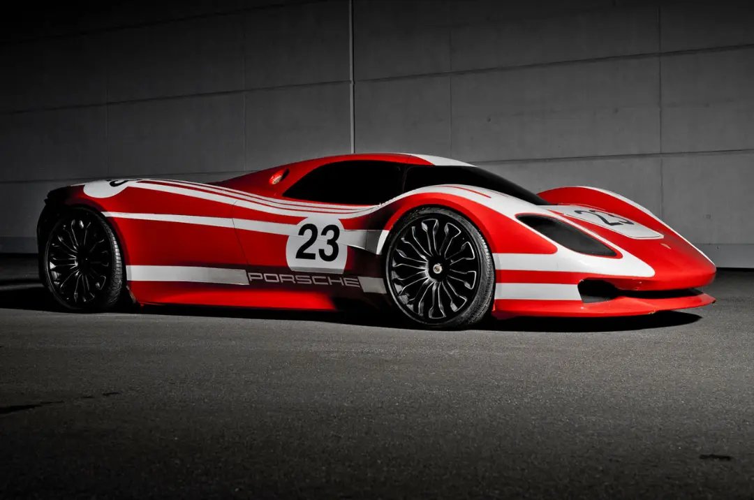 ابرخودروی مفهومی پورشه (Porsche) با رنگ قرمز و سفید و شماره ۲۳
